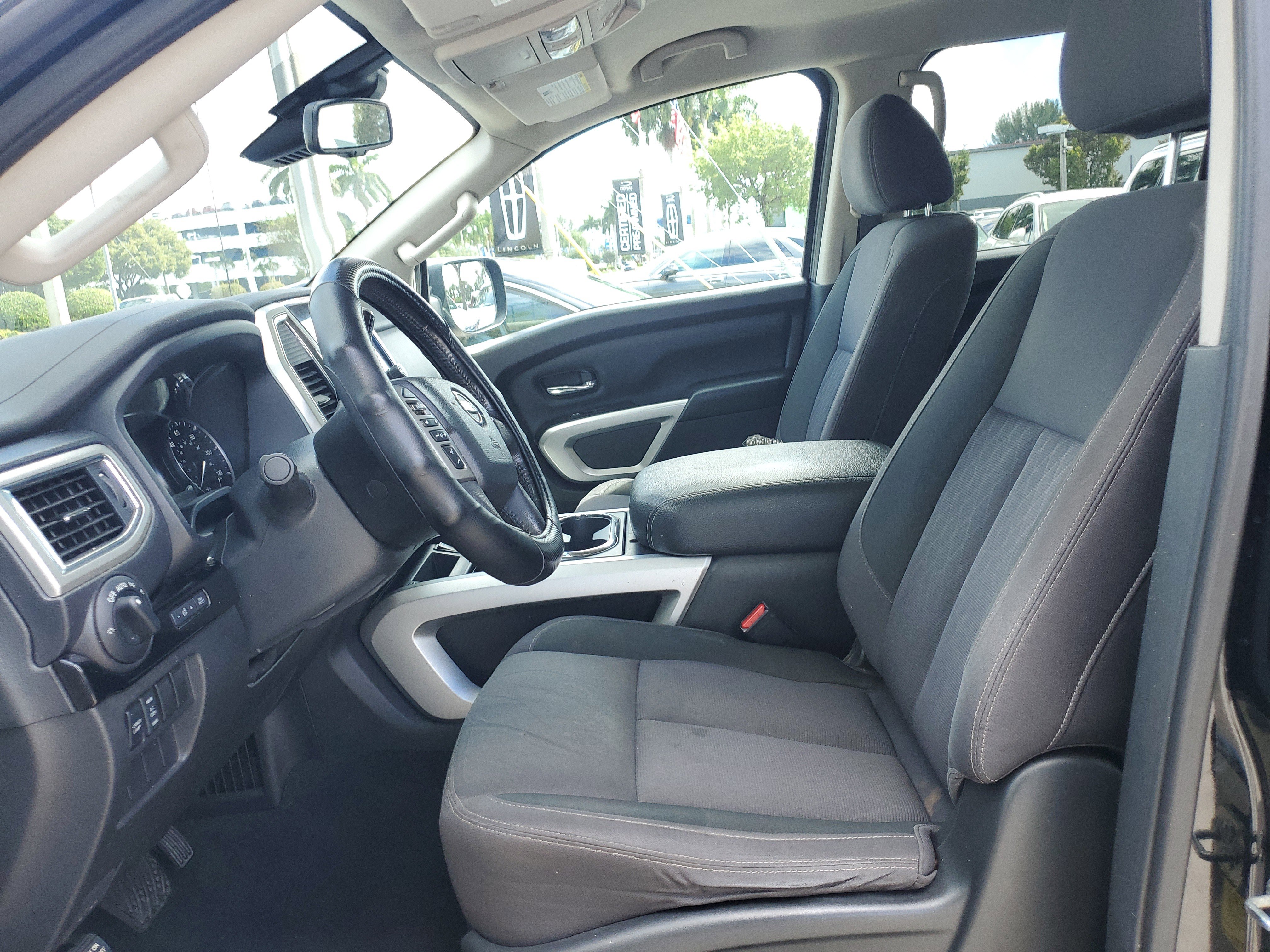 Used 2021 Nissan Titan SV w/ SV Convenience Package RWD image 12