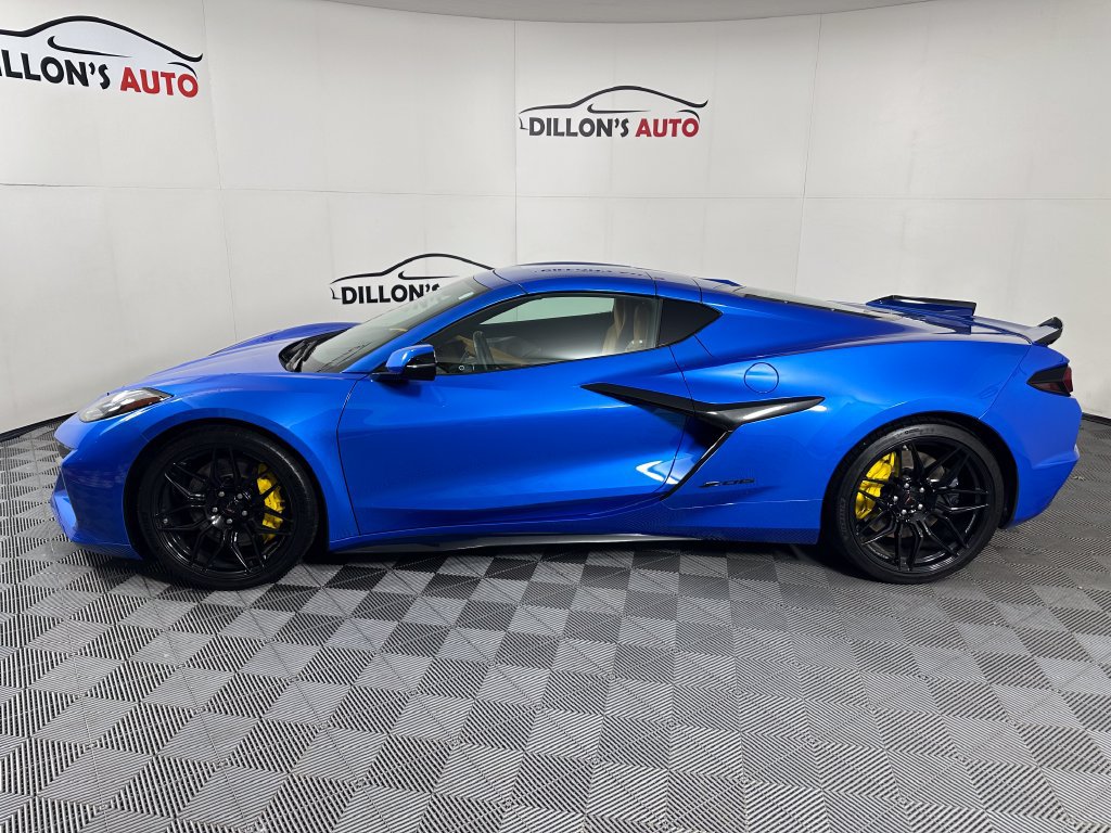 Used 2025 Chevrolet Corvette Z06 RWD image 3