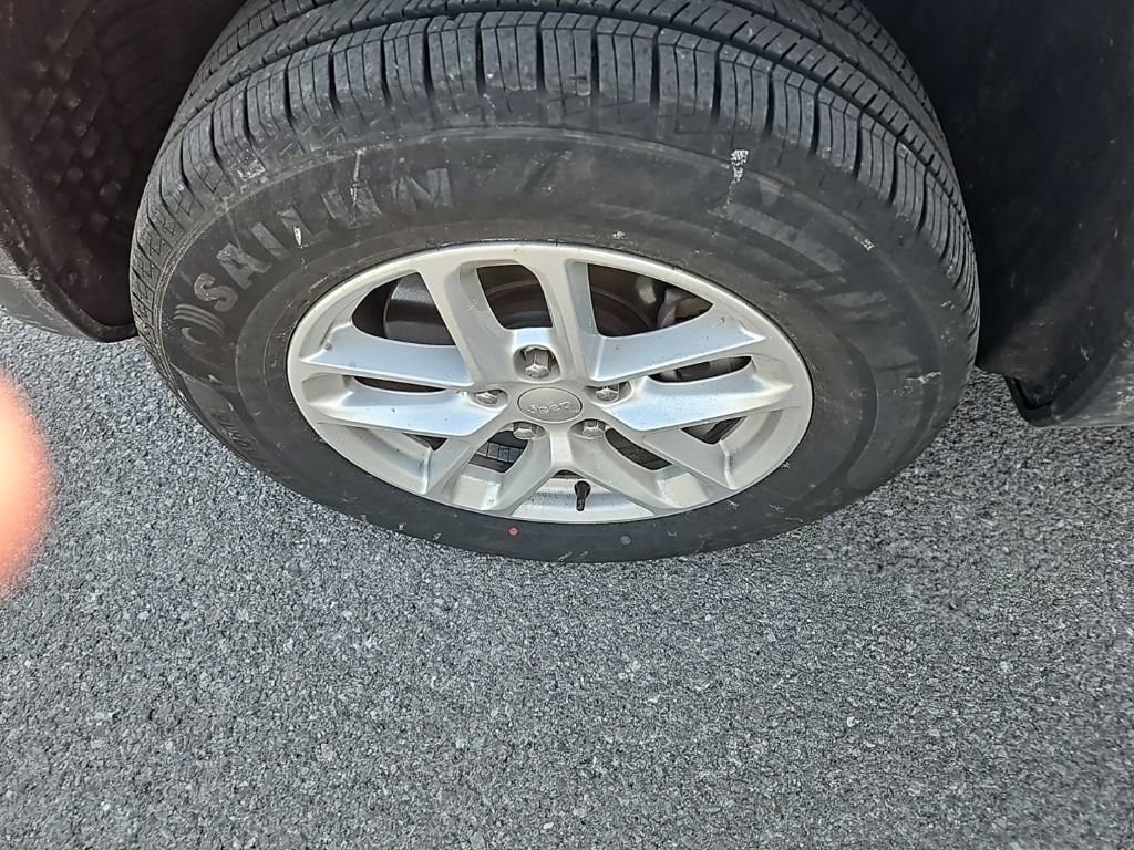 Used 2023 Jeep Grand Cherokee L Laredo image 13