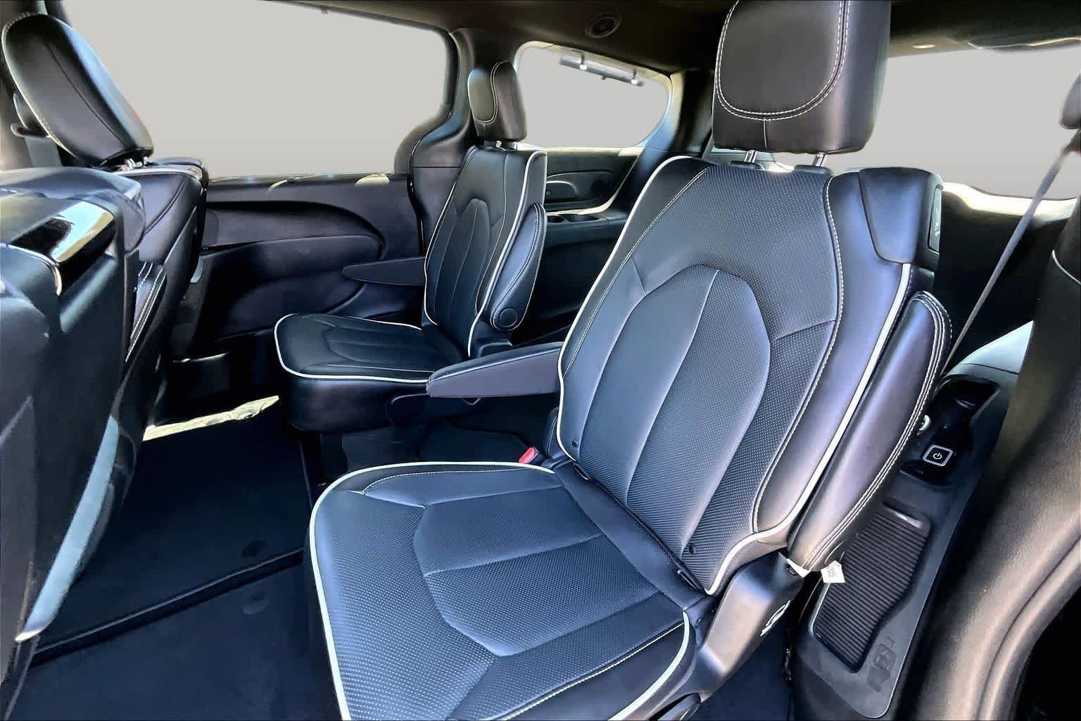 Used 2026 Chrysler Pacifica Limited w/ Uconnect Theater Family Group FWD image 20