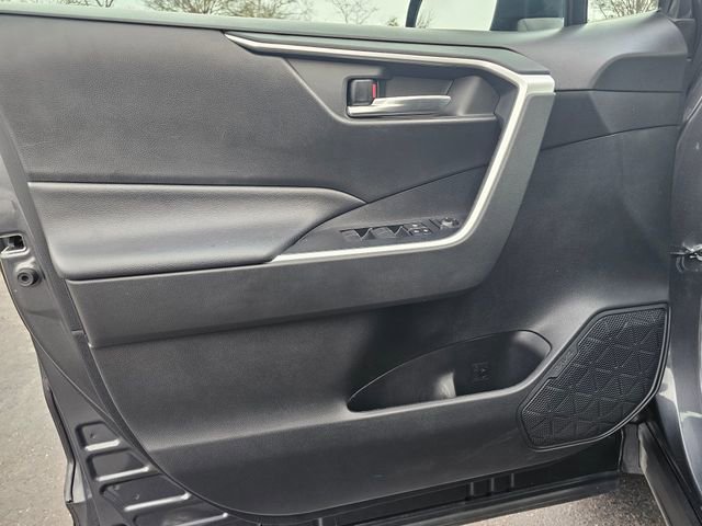 Used 2020 Toyota RAV4 XLE Premium image 18