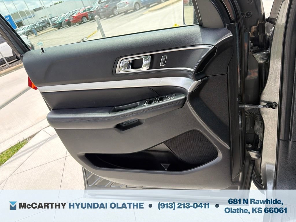 Used 2017 Ford Explorer XLT w/ Equipment Group 202A AWD/4WD image 31