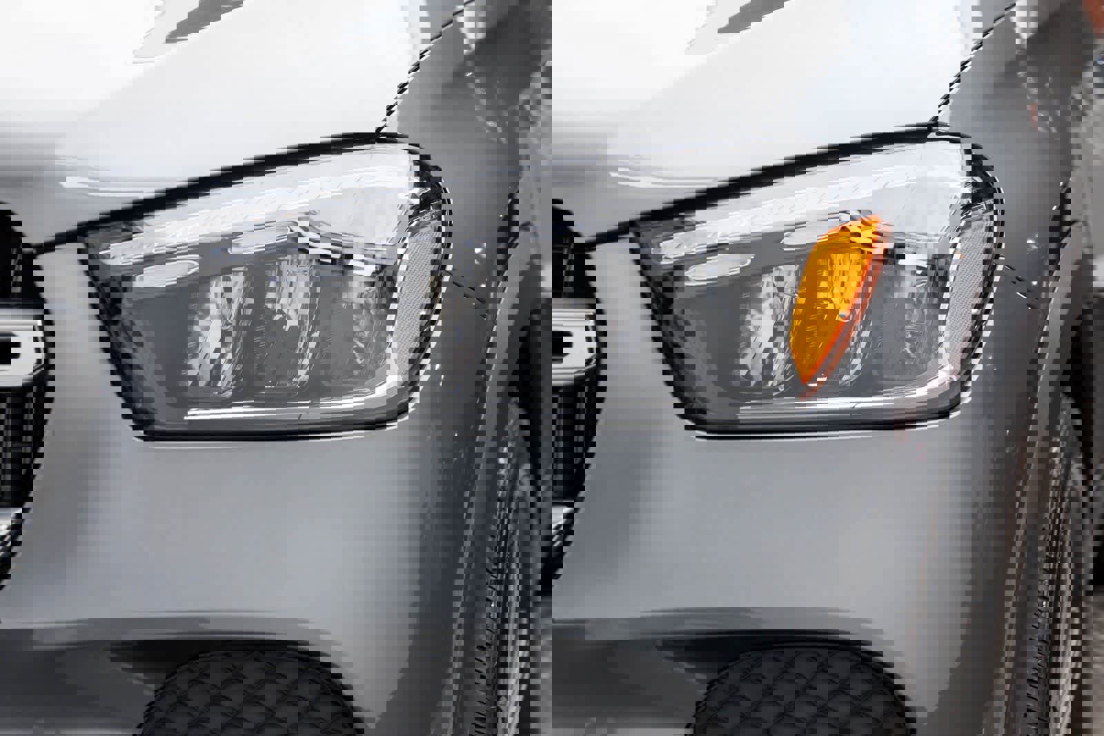 Used 2025 Mercedes-Benz GLE 450e 4MATIC w/ Driver Assistance Package image 52