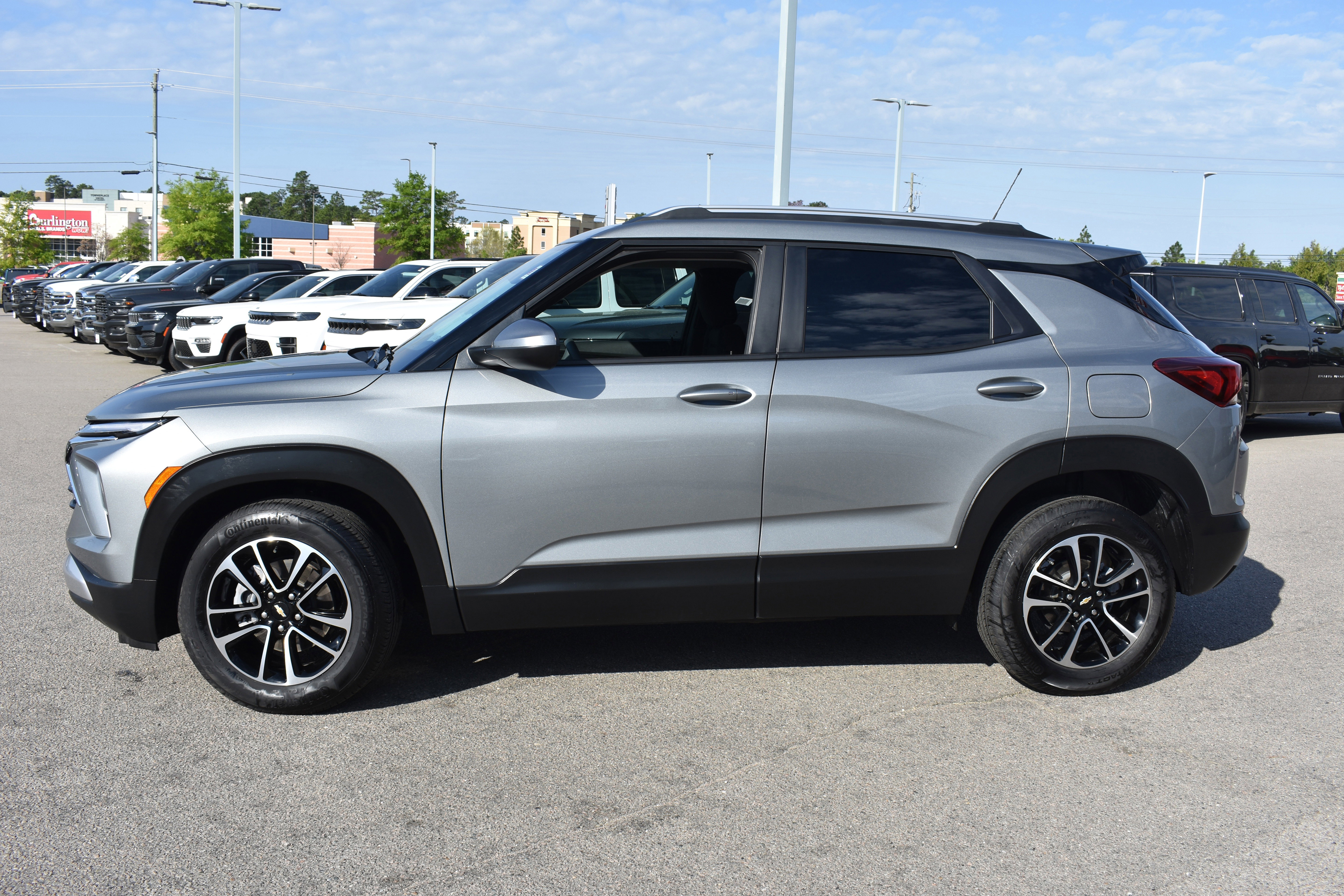 Used 2025 Chevrolet TrailBlazer LT w/ Driver Confidence Package image 6