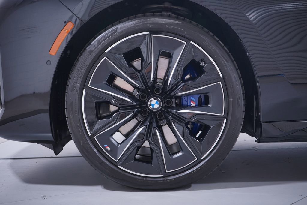 Used 2025 BMW 740i w/ Premium Package image 2