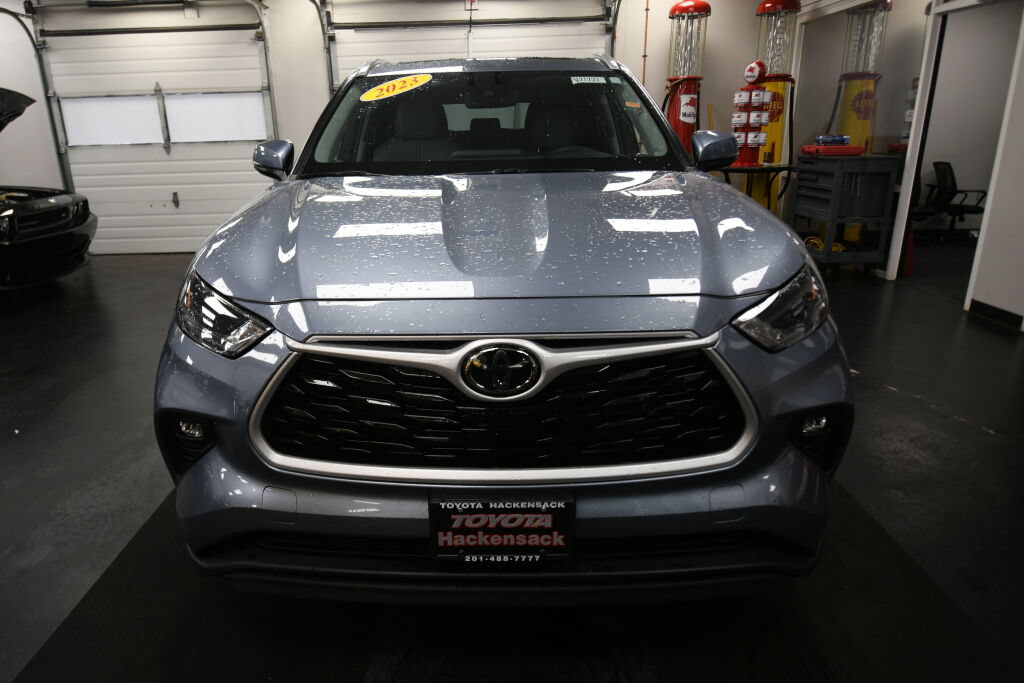 Used 2023 Toyota Highlander XLE AWD/4WD image 2