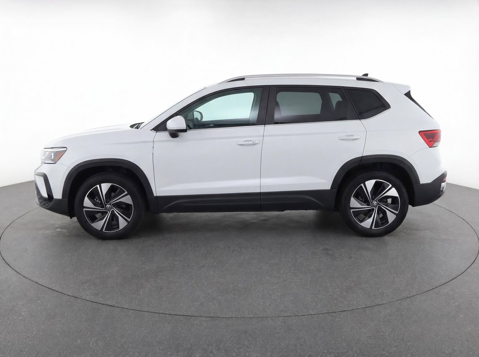 Used 2025 Volkswagen Taos SE w/ Panoramic Sunroof Package AWD/4WD image 6