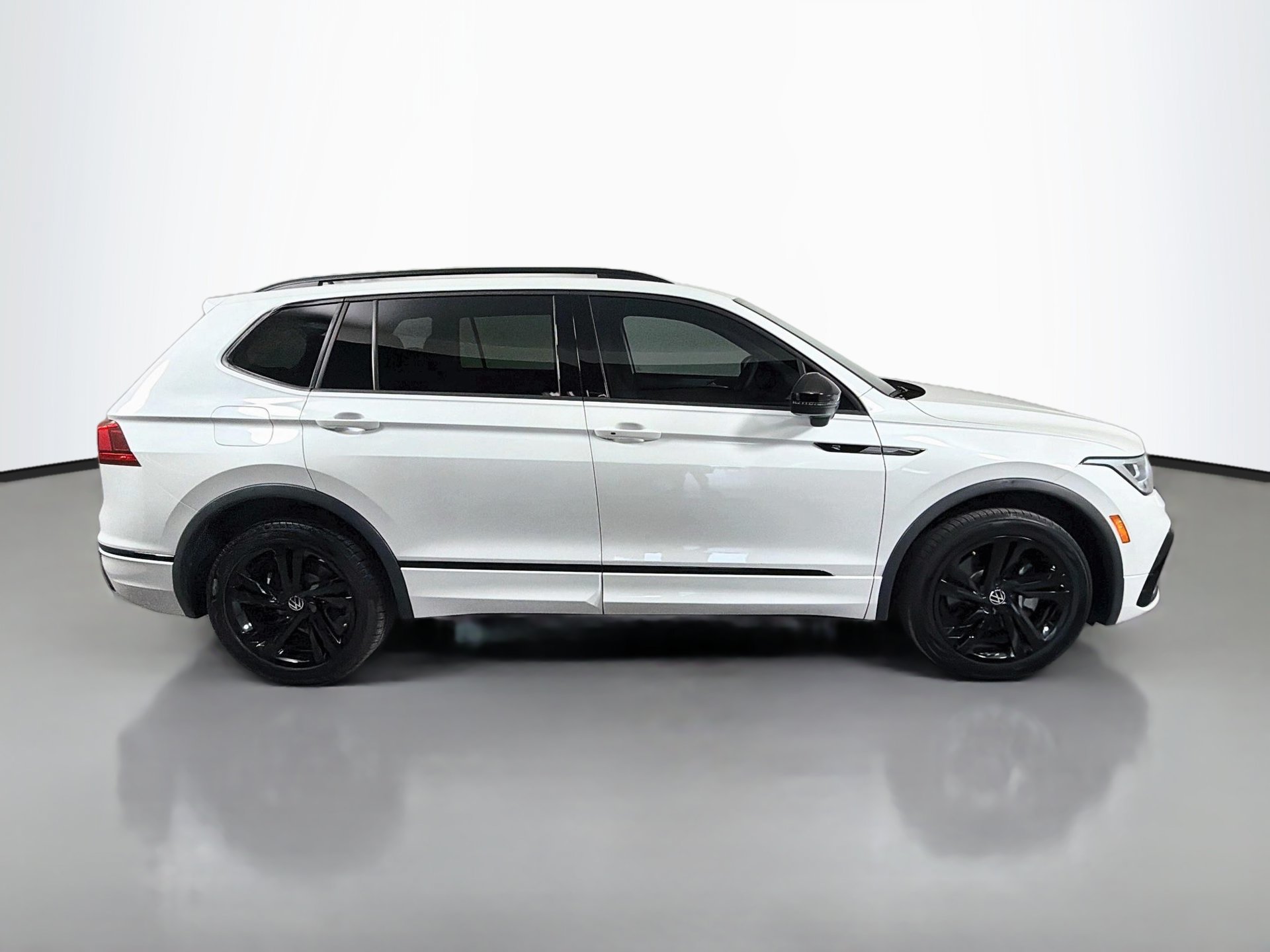 Used 2023 Volkswagen Tiguan SE R-Line FWD image 4