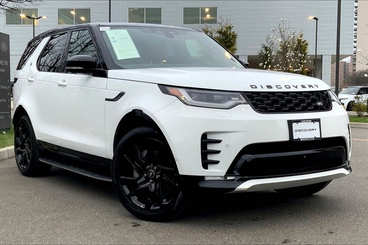 Used 2025 Land Rover Discovery Dynamic SE AWD/4WD image 2