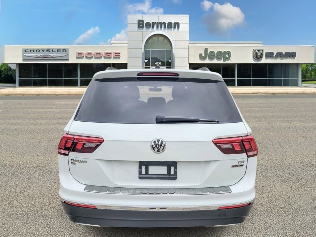 Used 2018 Volkswagen Tiguan SE w/ Panoramic Sunroof Package image 6