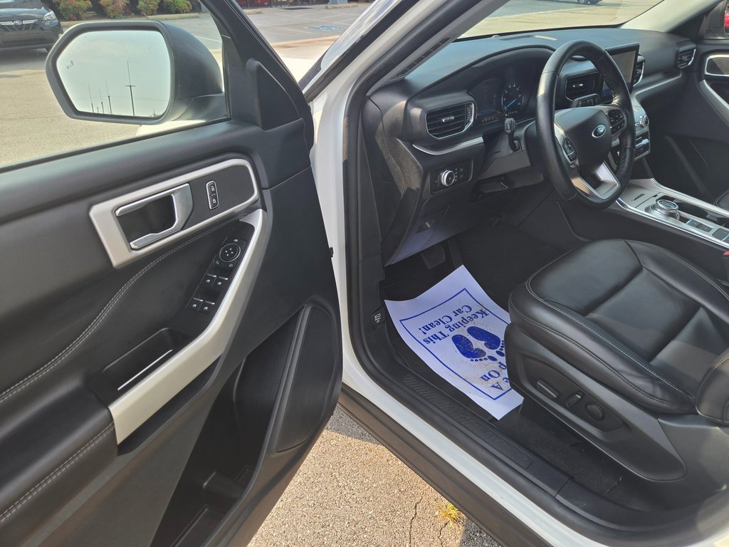 Used 2022 Ford Explorer XLT w/ Equipment Group 202A image 6