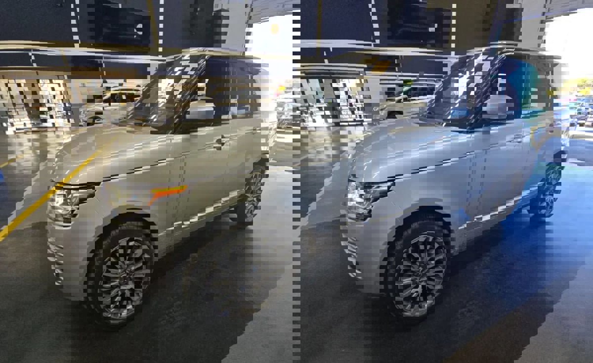 Used 2015 Land Rover Range Rover Supercharged image 2