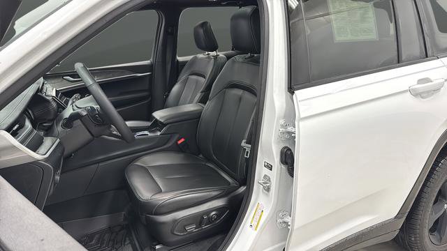 Used 2025 Jeep Grand Cherokee Limited w/ Black Appearance Package image 9