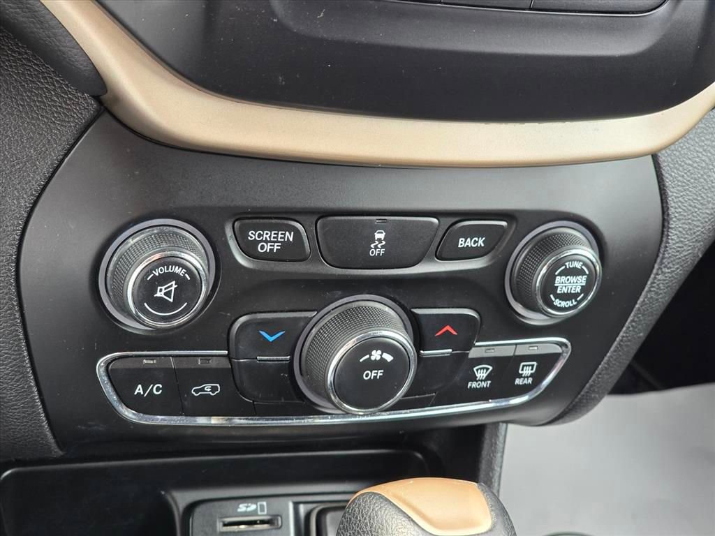 Used 2018 Jeep Cherokee Latitude w/ Altitude Package image 17