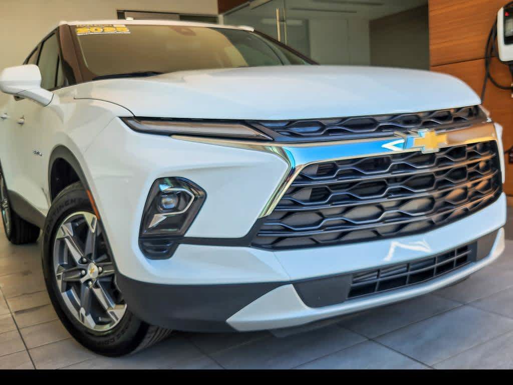 Used 2025 Chevrolet Blazer LT FWD image 2