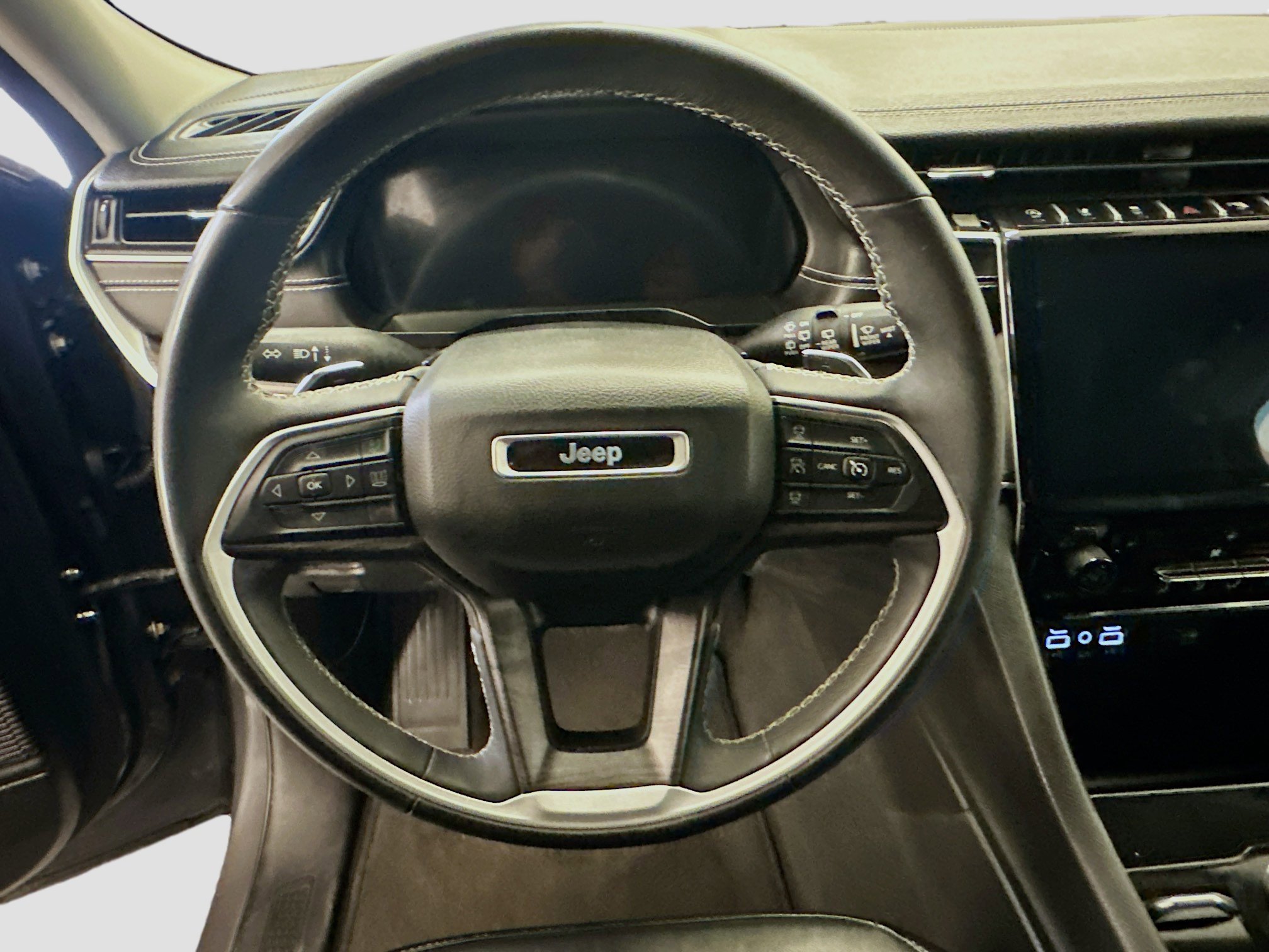 Used 2023 Jeep Grand Cherokee L Limited w/ Black Appearance Package AWD/4WD image 18