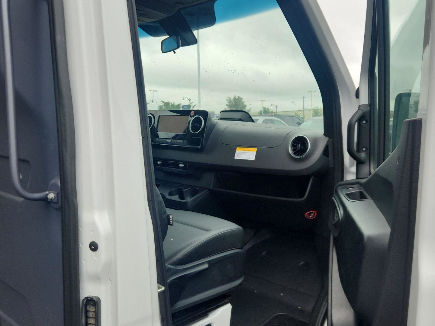 Used 2025 Mercedes-Benz Sprinter 2500 image 5