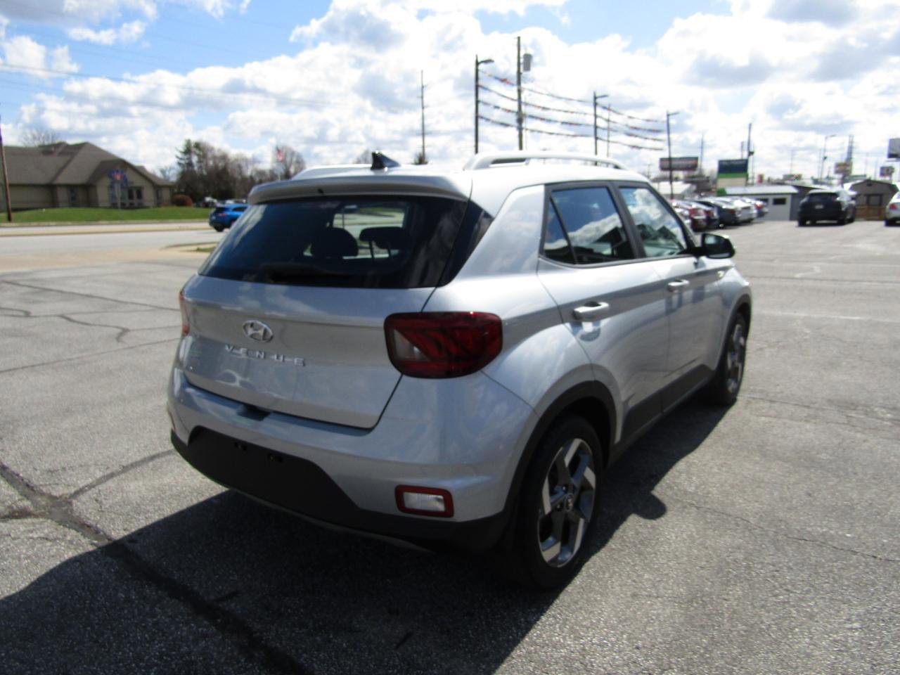 Used 2021 Hyundai Venue SEL w/ Premium Package FWD image 7