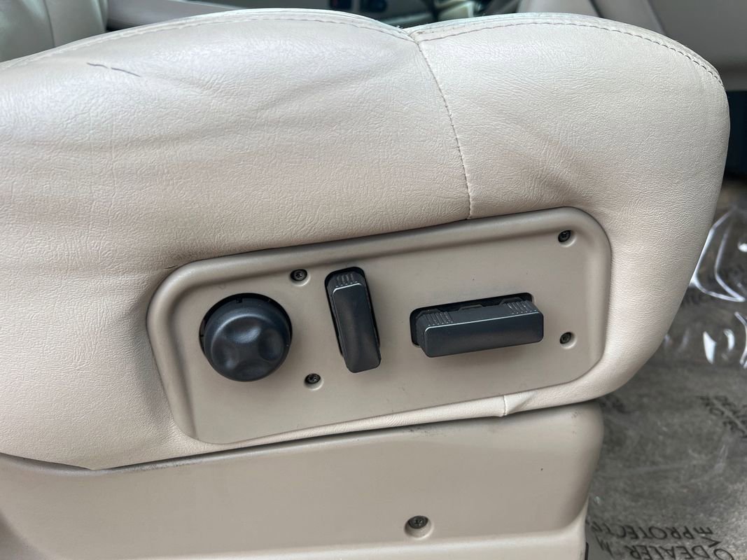 Used 2001 Chevrolet Tahoe LT w/ LT Preferred Equipment Group AWD/4WD image 16