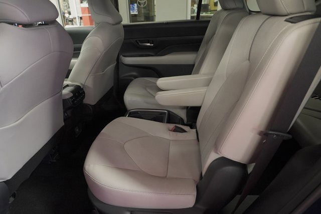 Used 2024 Toyota Grand Highlander Platinum image 25