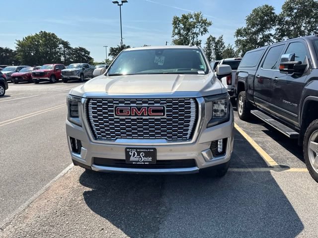 Used 2021 GMC Yukon XL Denali w/ Denali Premium Package AWD/4WD image 3
