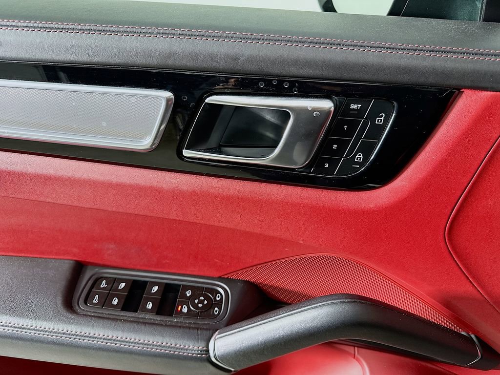 Used 2022 Porsche Cayenne S Platinum image 18