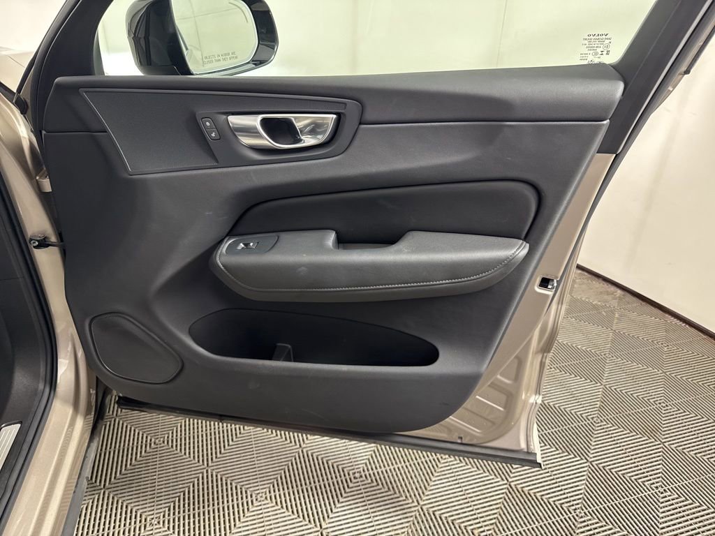 Used 2025 Volvo XC60 B5 Plus image 13