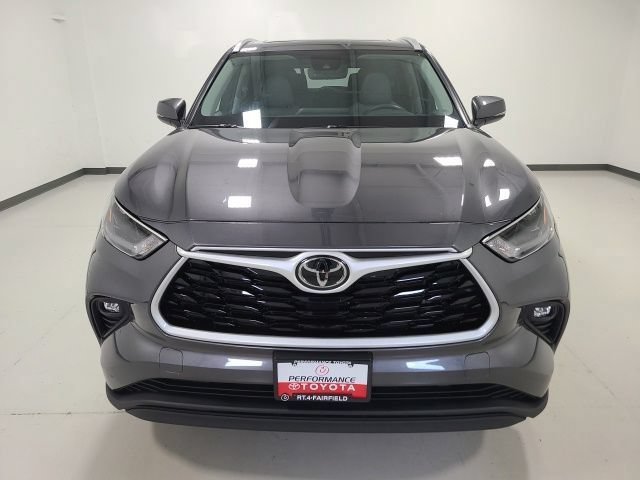 Used 2022 Toyota Highlander XLE FWD image 2