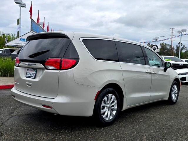 Used 2017 Chrysler Pacifica Touring w/ Tire & Wheel Group FWD image 4