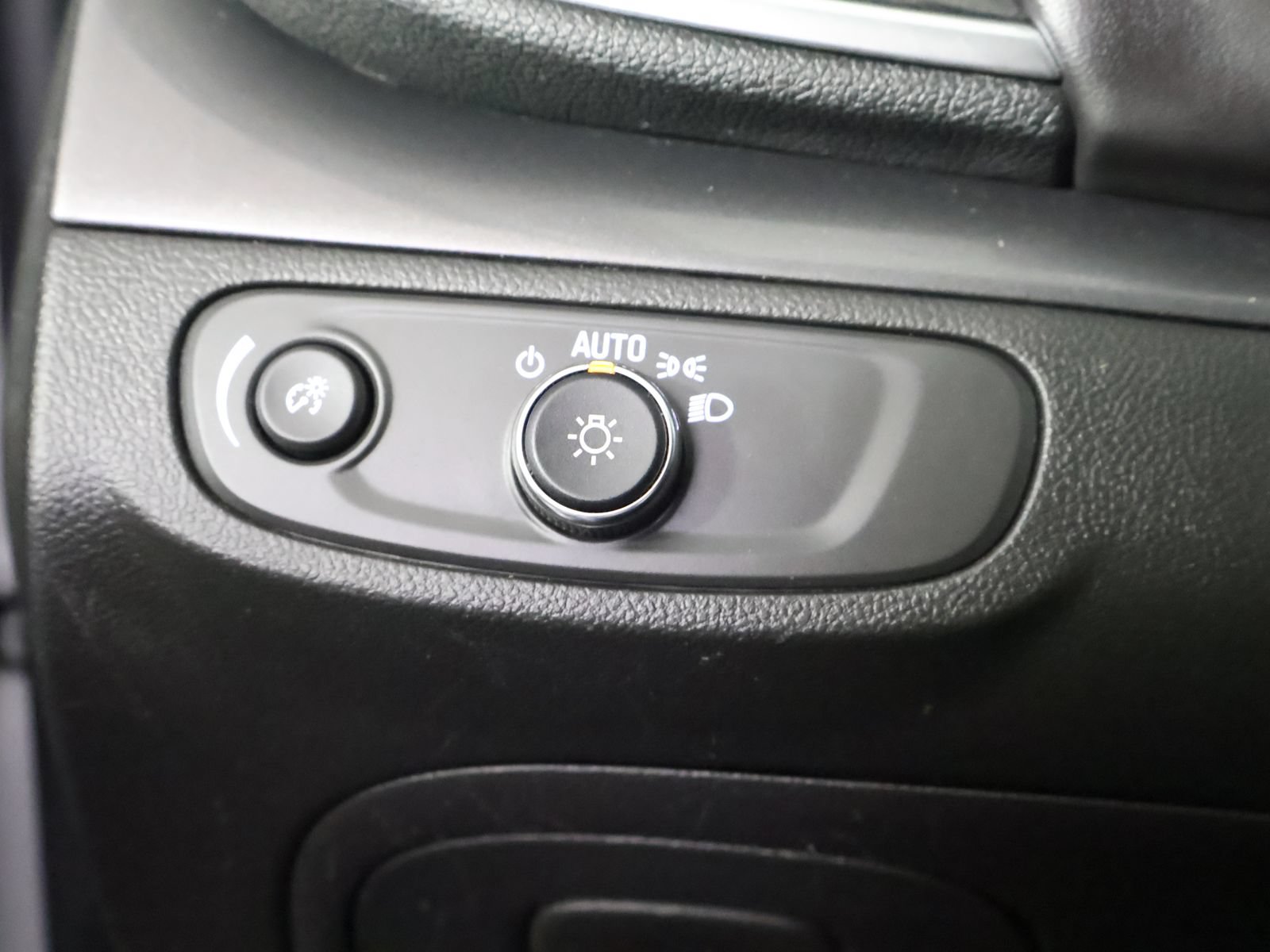 Used 2022 Buick Encore Preferred w/ Safety Package AWD/4WD image 31