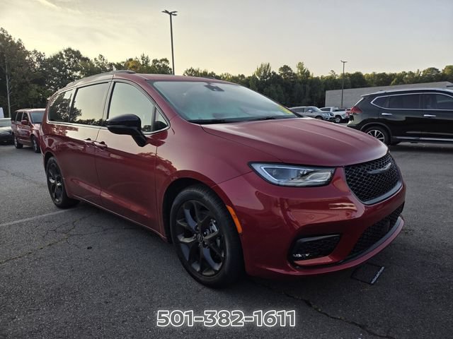 Used 2026 Chrysler Pacifica Limited w/ Uconnect Theater Family Group FWD image 6