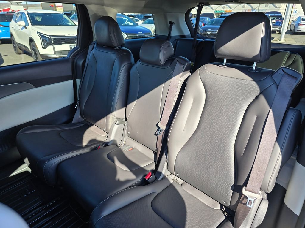 Used 2024 Kia Carnival LX image 17