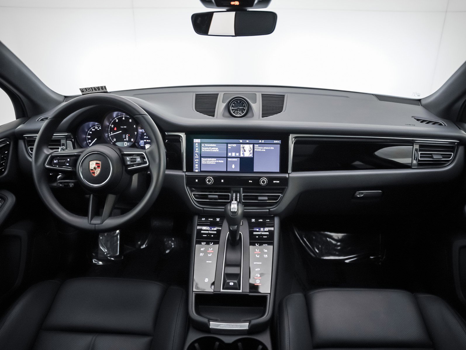 Certified 2025 Porsche Macan image 15