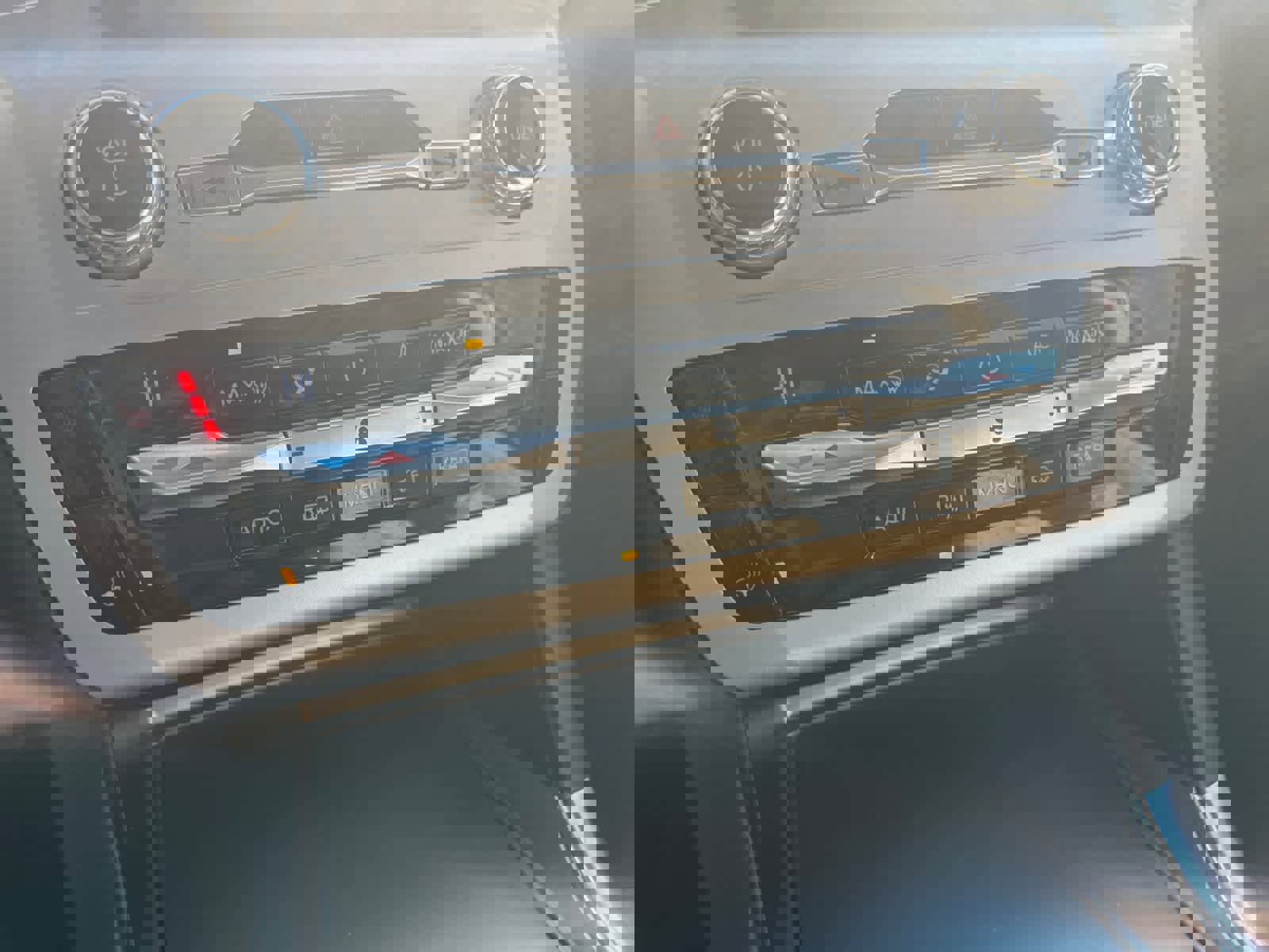 Used 2020 Ford Explorer XLT w/ Equipment Group 202A AWD/4WD image 27