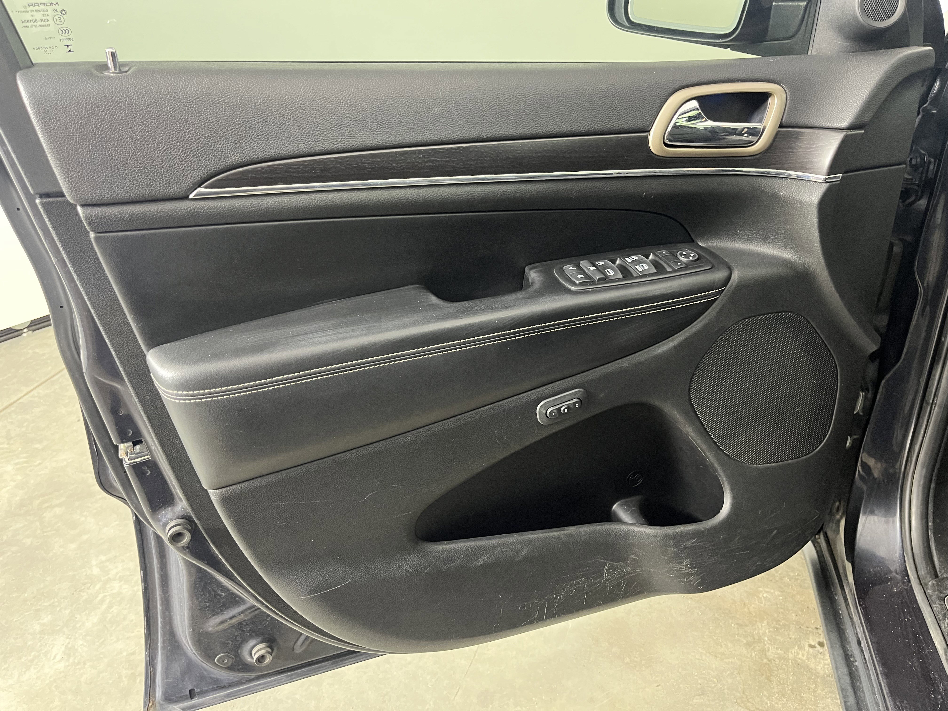 Used 2014 Jeep Grand Cherokee Limited w/ Luxury Group II image 18