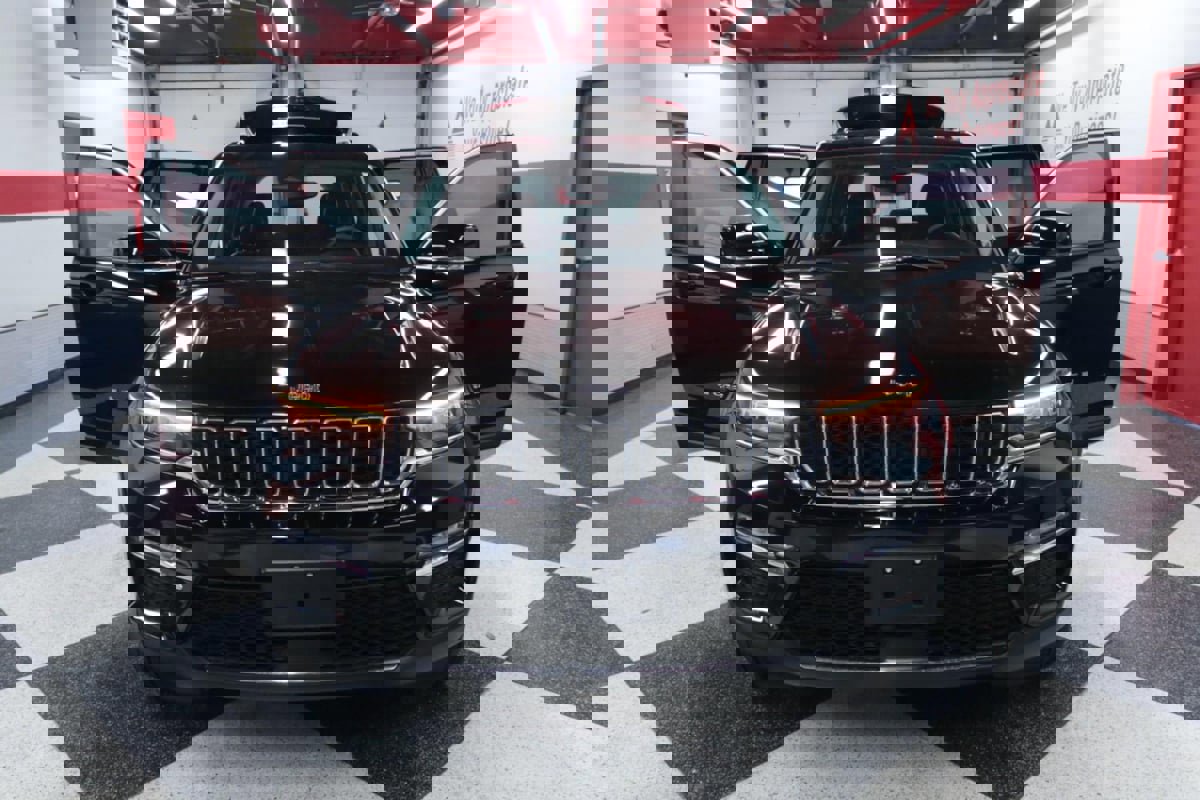 Used 2023 Jeep Grand Cherokee Limited w/ Trailer Tow Prep Group (B) image 24