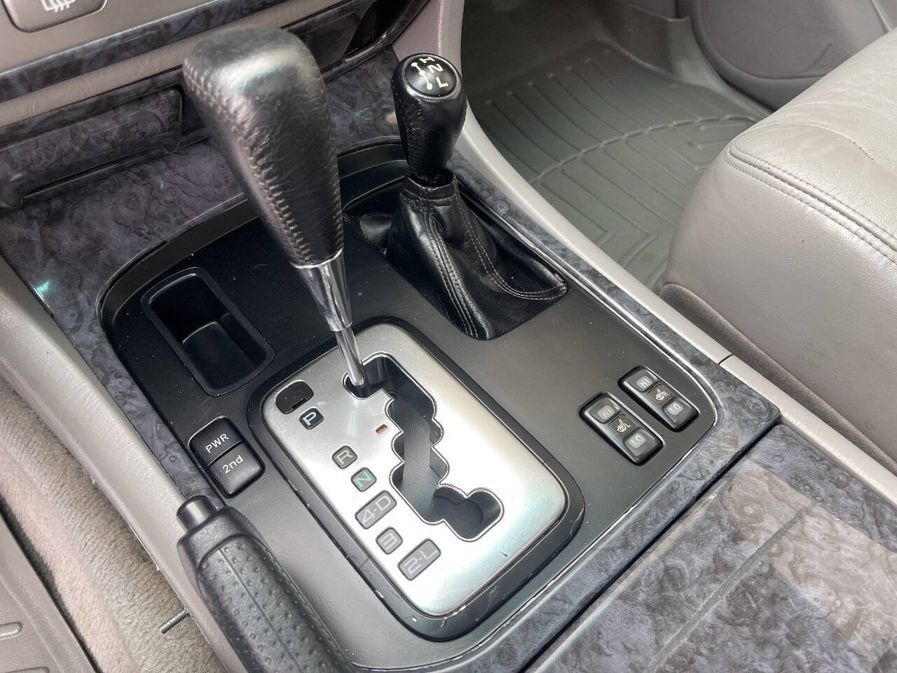 Used 2004 Toyota Land Cruiser AWD/4WD image 22