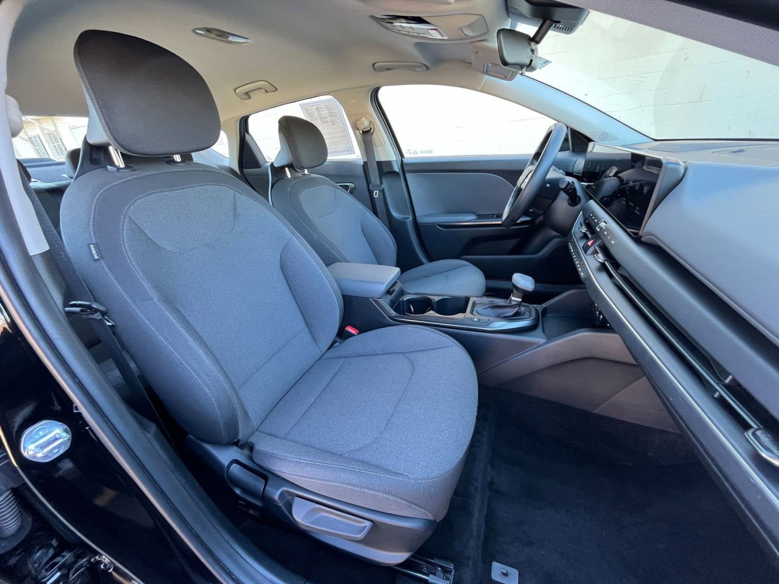 Used 2025 Kia K4 LXS image 35