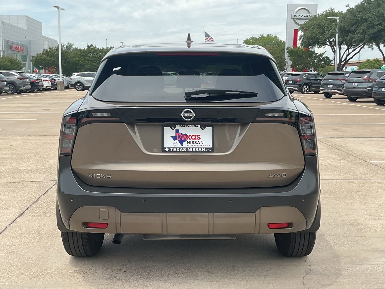 Used 2025 Nissan Kicks SV AWD/4WD image 6