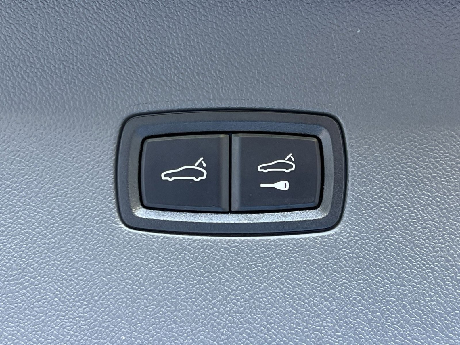 Used 2022 Porsche Cayenne Platinum Edition image 25