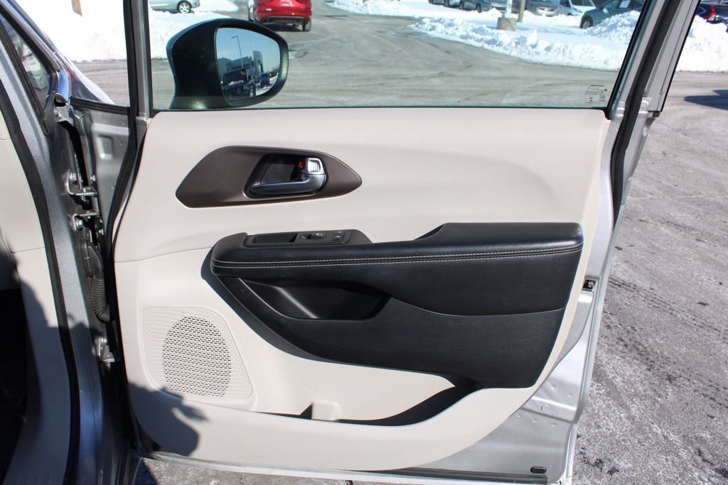 Used 2020 Chrysler Voyager Lxi image 22