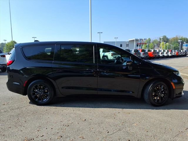 Used 2024 Chrysler Pacifica Limited video 2