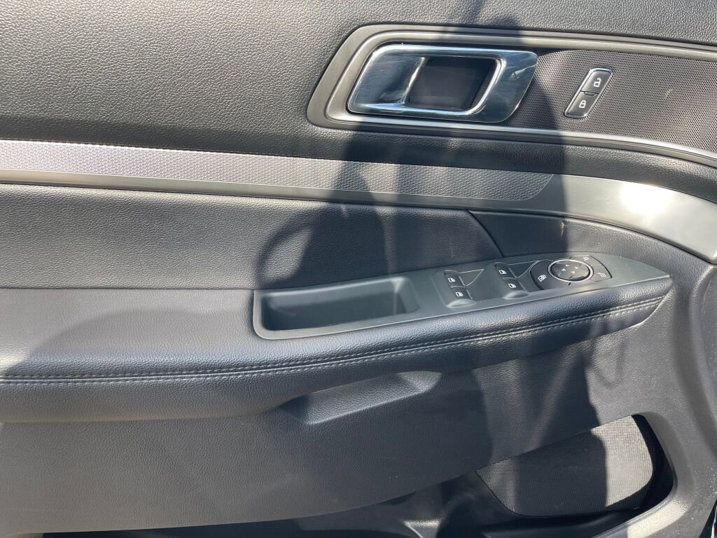 Used 2018 Ford Explorer XLT w/ Equipment Group 202A image 6