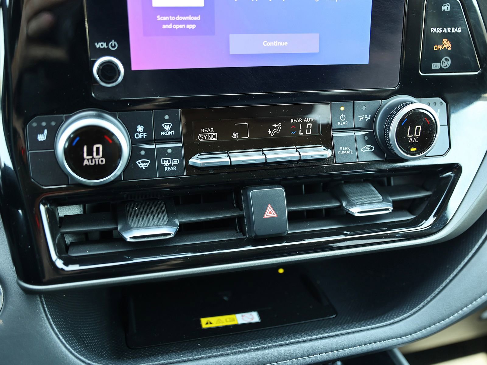 Used 2023 Toyota Highlander XLE image 28