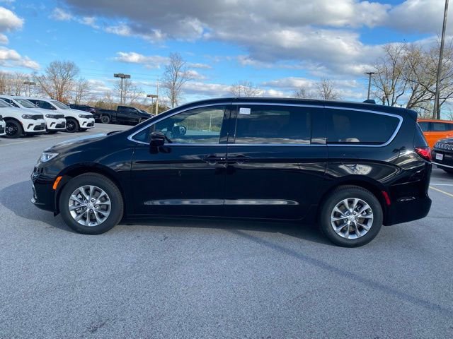 New 2026 Chrysler Pacifica Limited w/ Uconnect Theater Family Group image 4