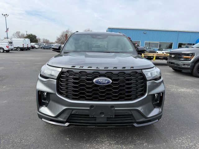 Used 2025 Ford Explorer ST-Line w/ ST-Line Street Pack AWD/4WD image 3