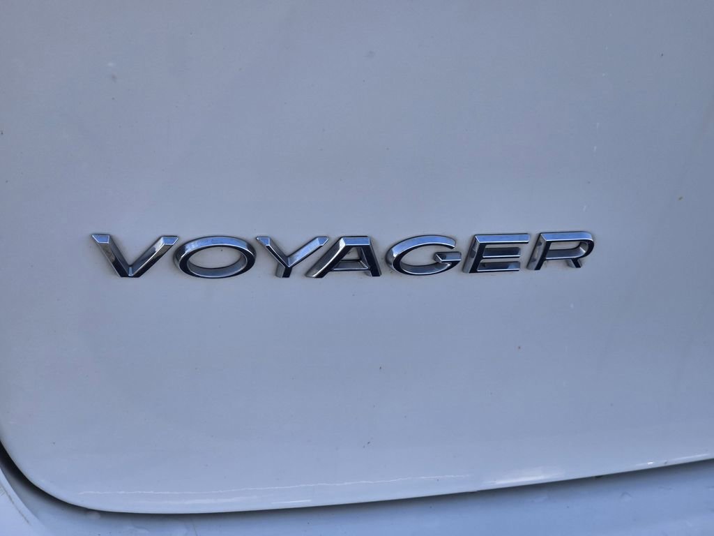 Used 2023 Chrysler Voyager LX image 10