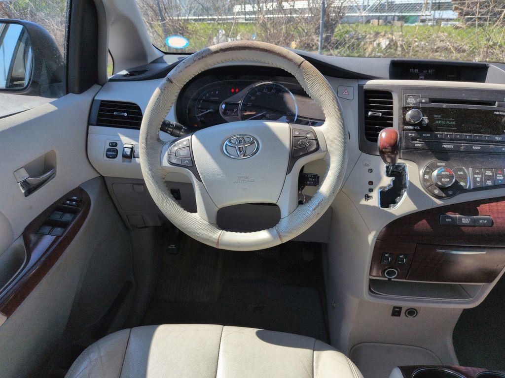 Used 2013 Toyota Sienna XLE image 13