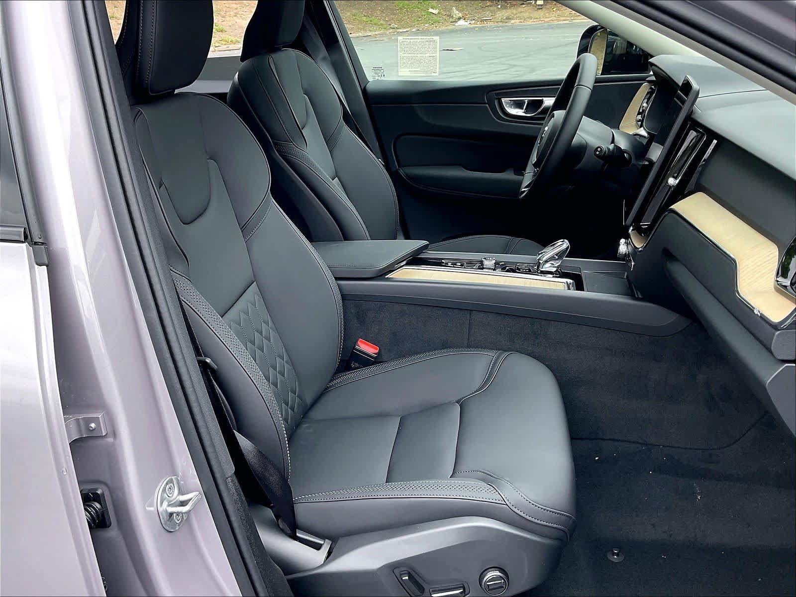 New 2026 Volvo XC60 T8 Plus w/ Climate Package PRO AWD/4WD image 31