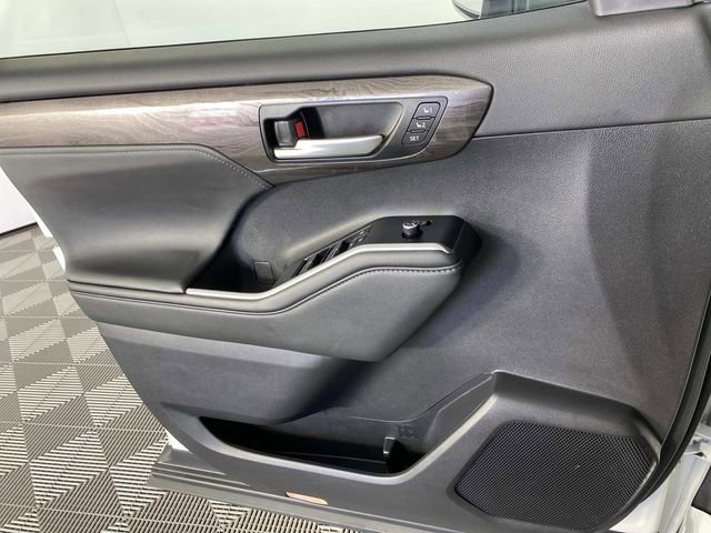 Used 2025 Toyota Highlander Platinum AWD/4WD image 24